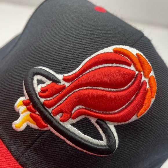 Hall Of Fame Miami Heat Mitchell And Ness Snapback PRE-OWNED LIGHTLY - Picture 3 of 4